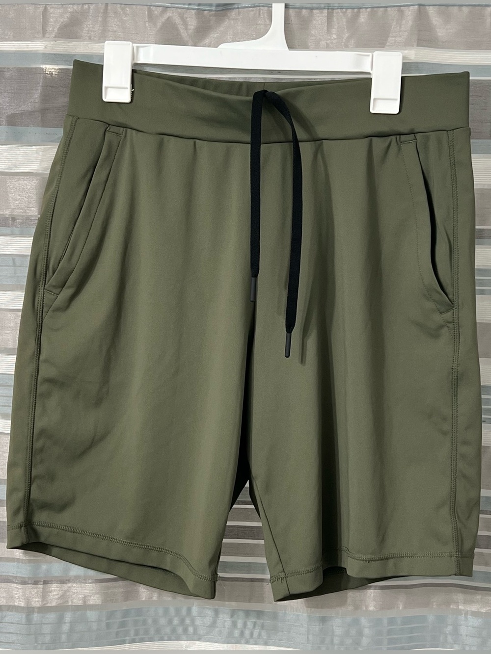 32 Degrees Men’s Olive Performance Athletic Drawstring Shorts with Black Tie